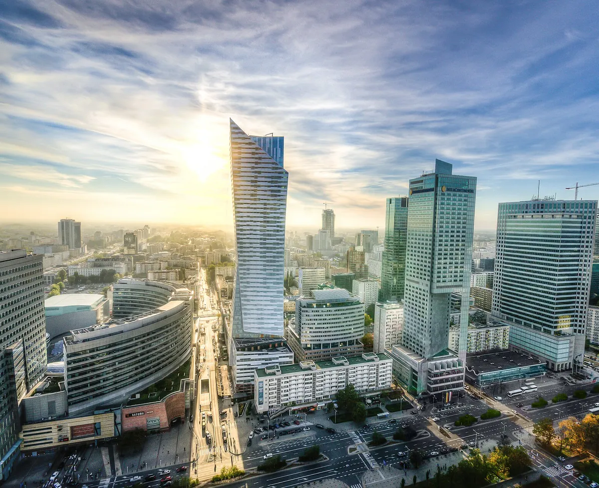 Mrakodrapy v centru Varšavy s budovou Złota 44